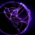 Representación gráfica de un globo terráqueo en tonos oscuros con conexiones de red brillantes en violeta, simbolizando la conectividad global y el flujo de información a través de Internet.