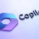 Logotipo estilizado de "Copilot" con un símbolo abstracto en azul y morado a la izquierda y el nombre a la derecha en letras negras en relieve, sobre un fondo blanco.