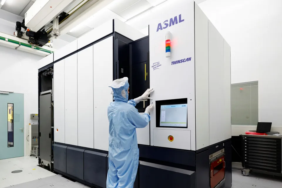 ASML cede ante Estados Unidos y detiene las ventas de equipos de semiconductores a China