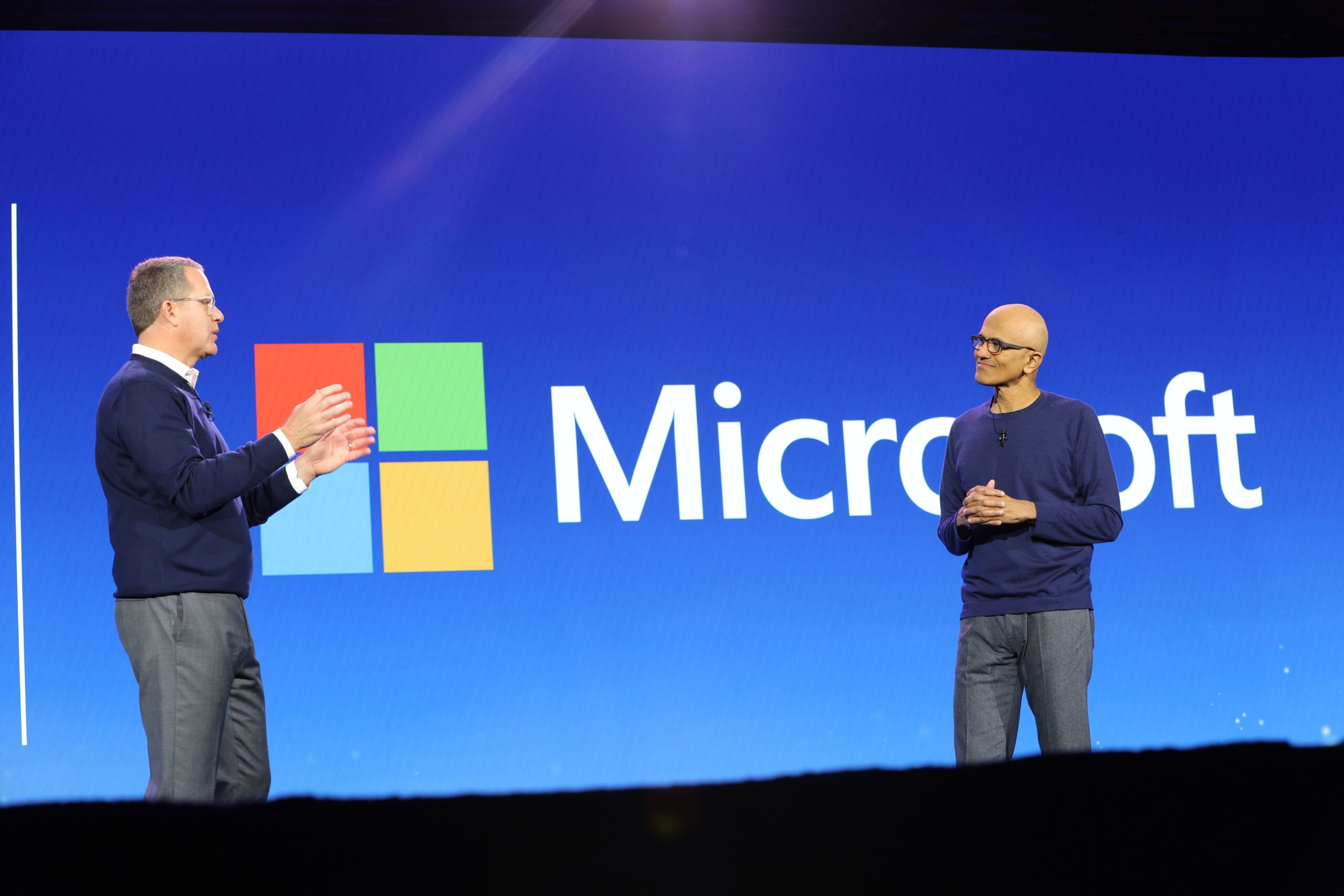 Microsoft formará a 2 millones de indios en IA y promociona un modelo superior a GPT-4
