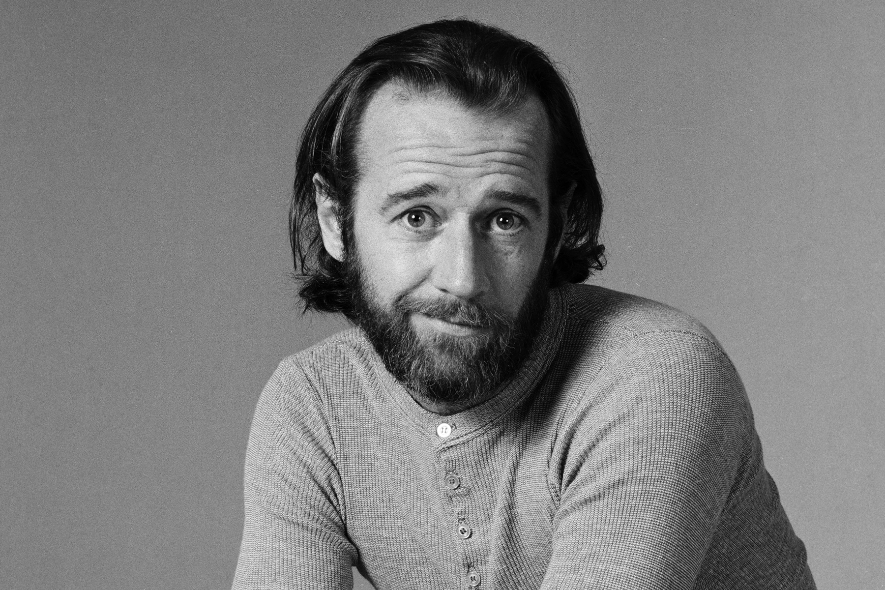 Polémica en Estados Unidos por el uso de IA para imitar al humorista fallecido George Carlin