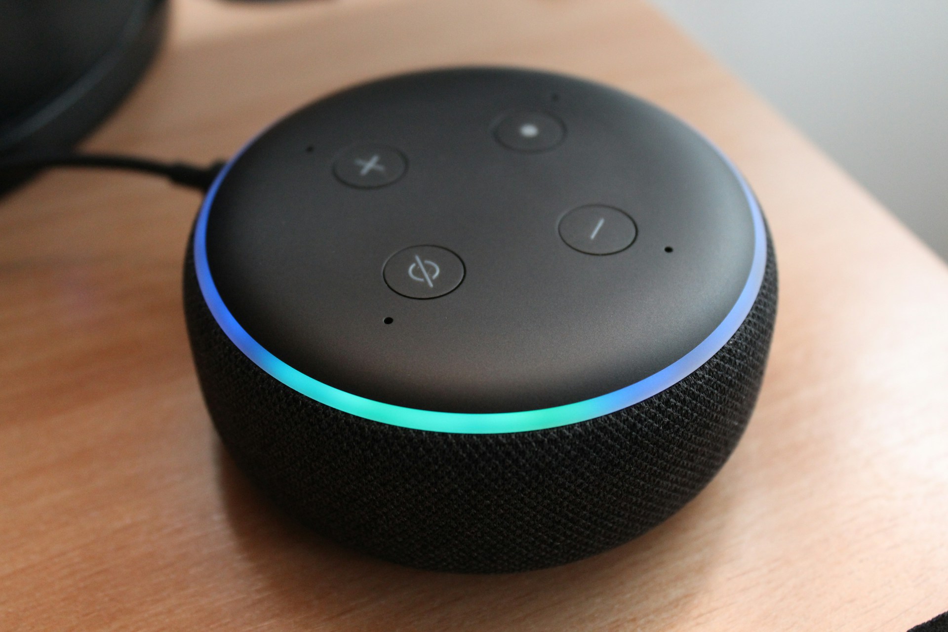 Amazon trabaja en Alexa Plus, pero afronta desafíos técnicos y conflictos internos