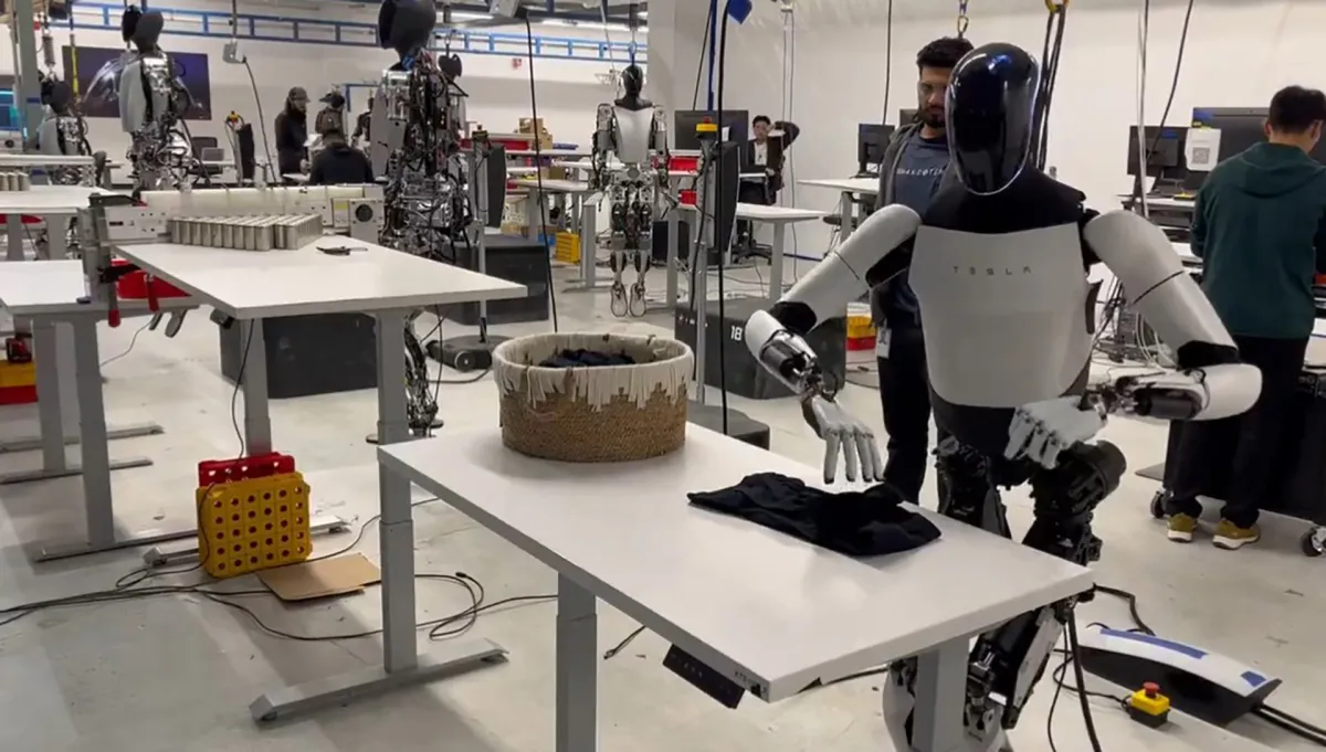 El robot Optimus de Tesla demuestra su habilidad doblando una camiseta