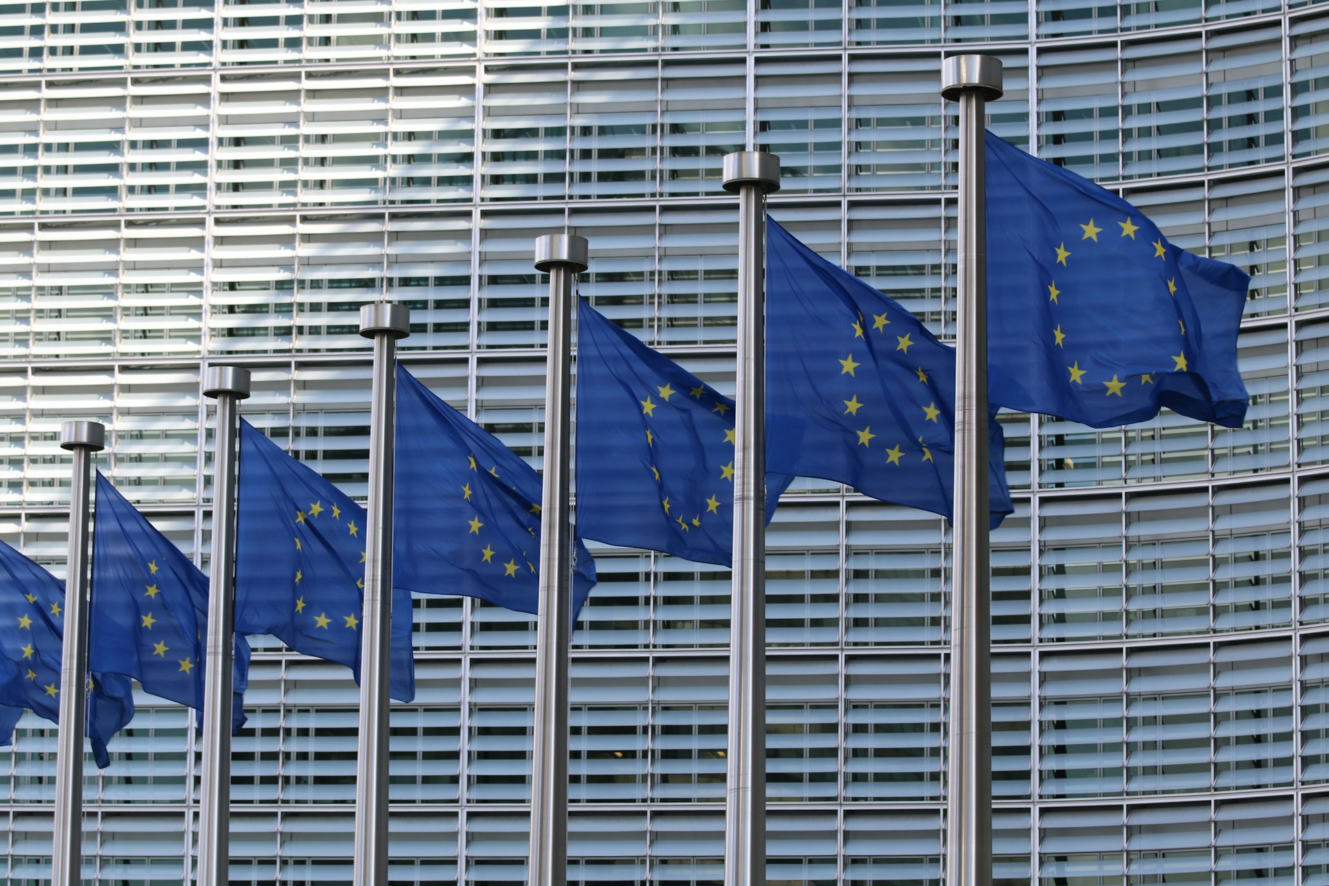 Desplome bursátil de 45.000 millones en big tech tras la investigación de la UE por prácticas antimonopolio