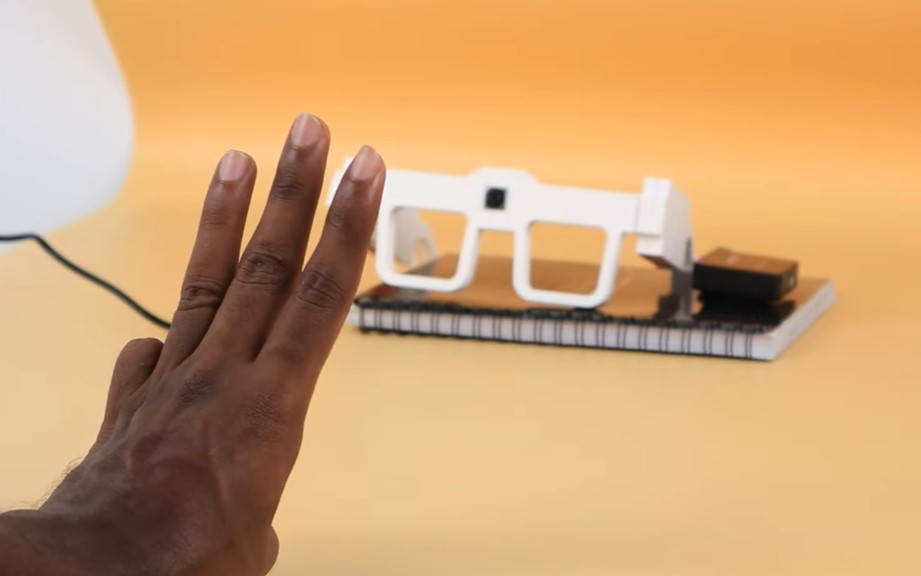 Las nuevas gafas que traducen lengua de signos en tiempo real