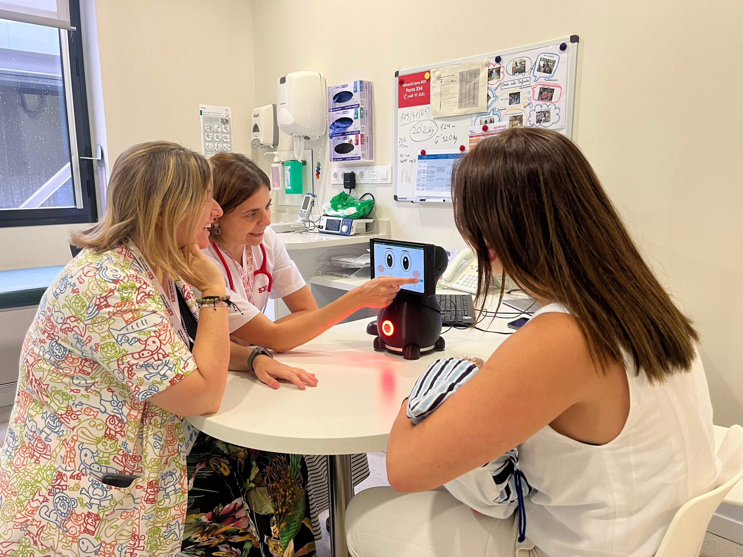 Un hospital de Barcelona prueba un robot social para ayudar a los jóvenes con necesidades paliativas en casa