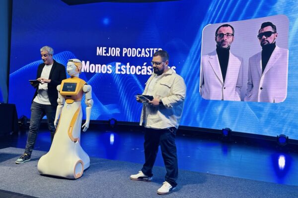 La robot Ari, de Pal Robótics, sorprende al público y entrega un premio, junto a los presentadores, Matías S. Zavia y Àlex Solà