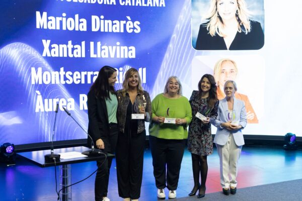 Cristina Mont (directora de Lavinia AI) posa con Xantal Llavina (Productora y presentadora de "Revolució 4.0", Catalunya Ràdio), Montserrat Rigall (Cap de Programes de Ràdio 4), Mariola Dinarès (Directora y presentadora de "Popap", 3Cat) y Àurea Rodríguez (escritora y directora del EIT Culture & Creativity South West)