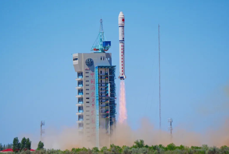 China lanza su primer superordenador espacial con IA: 12 satélites ya en órbita