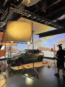 Renderización en tiempo real de entornos tridimensionales fotorrealistas y presentación en pantallas LED de gran formato, sincronizados con los movimientos de cámara.