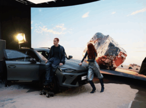 Imagen de fondo creada con IA generativa, recreada y dinamizada en Unreal Engine, proyectada en pantalla LED y ligada dinámicamente al movimiento de la cámara