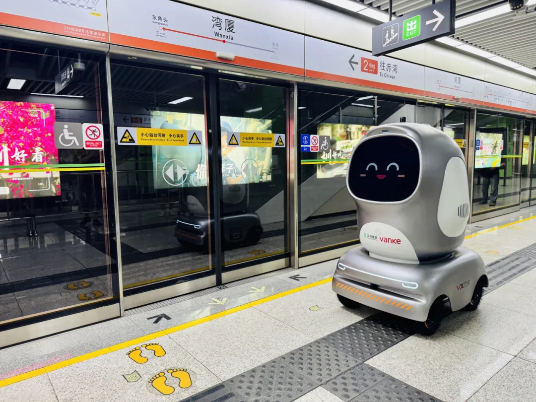 Robots suben al metro en Shenzhen para repartir a tiendas