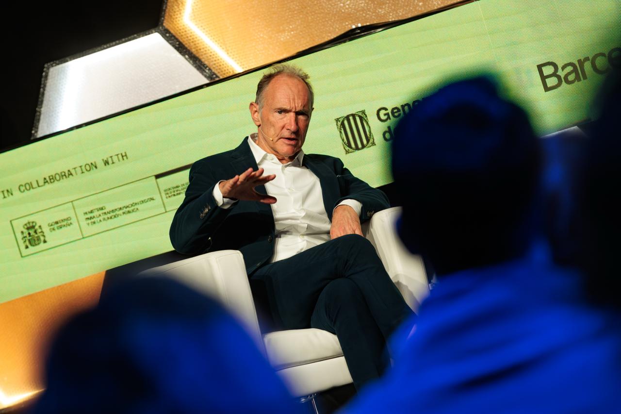 El creador de la Web pide cortar el grifo a los algoritmos: veto a las redes sociales para menores de 16