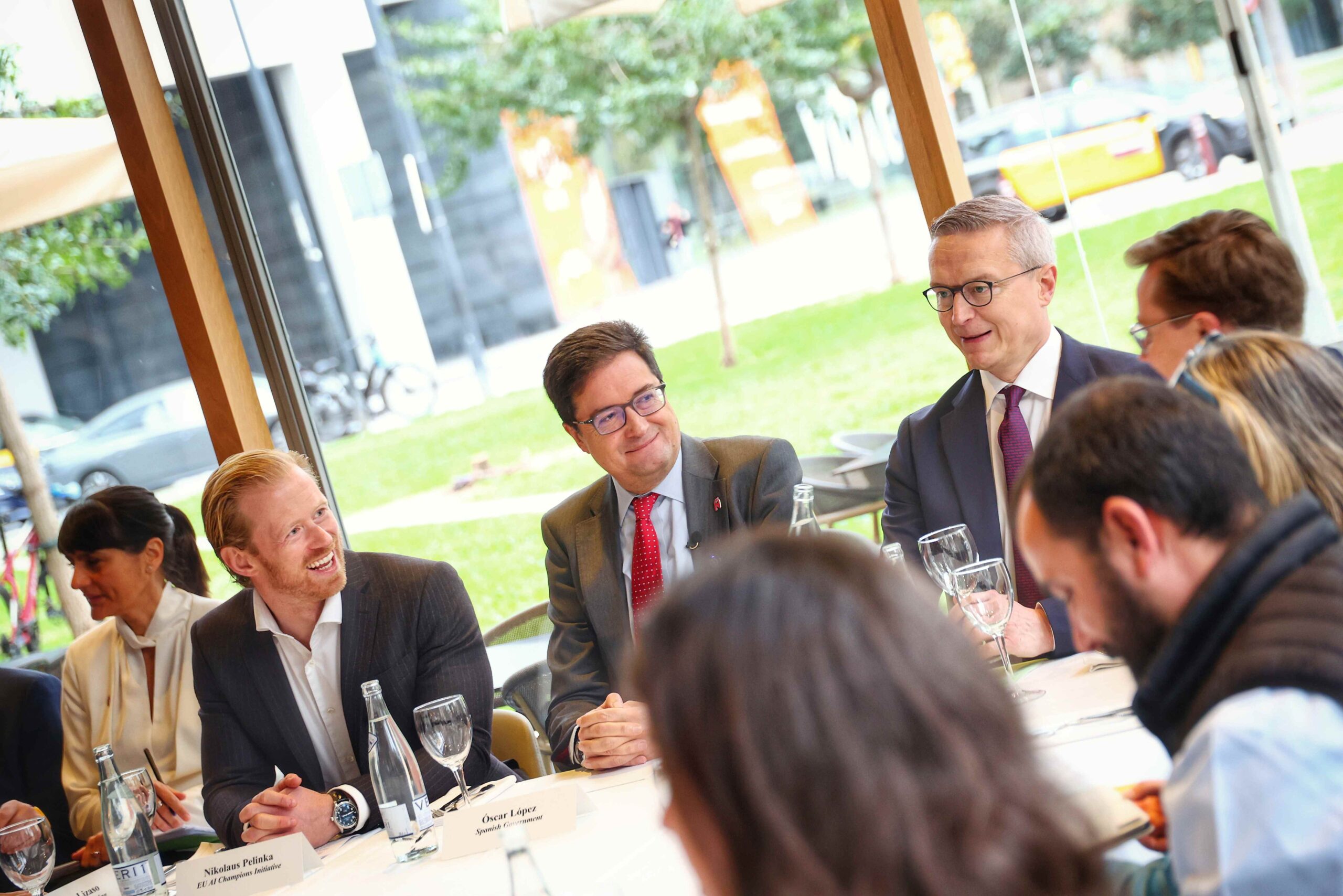 España pone 100 millones sobre la mesa para jugar la partida europea de la IA y la soberanía digital